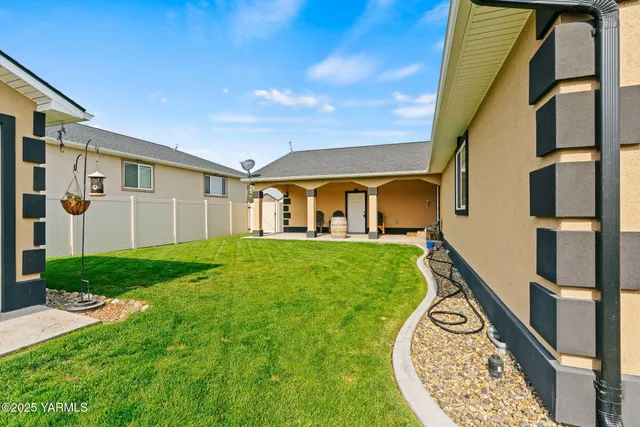 $450,000 | 2005 Jennifer Drive, Granger, WA 98932