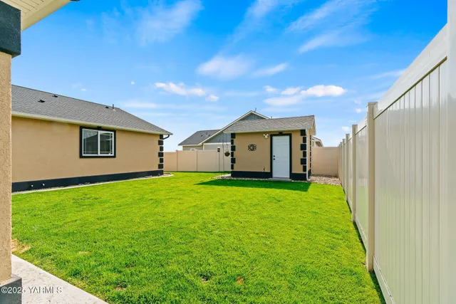 $450,000 | 2005 Jennifer Drive, Granger, WA 98932