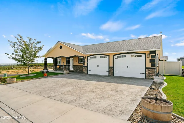 $450,000 | 2005 Jennifer Drive, Granger, WA 98932