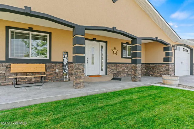 $450,000 | 2005 Jennifer Drive, Granger, WA 98932