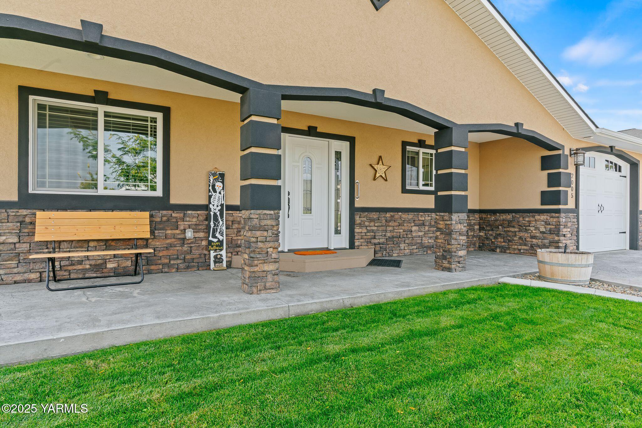 2005 Jennifer Drive Granger, WA 98932 - Photo 4 of 26 a front view of house with yard