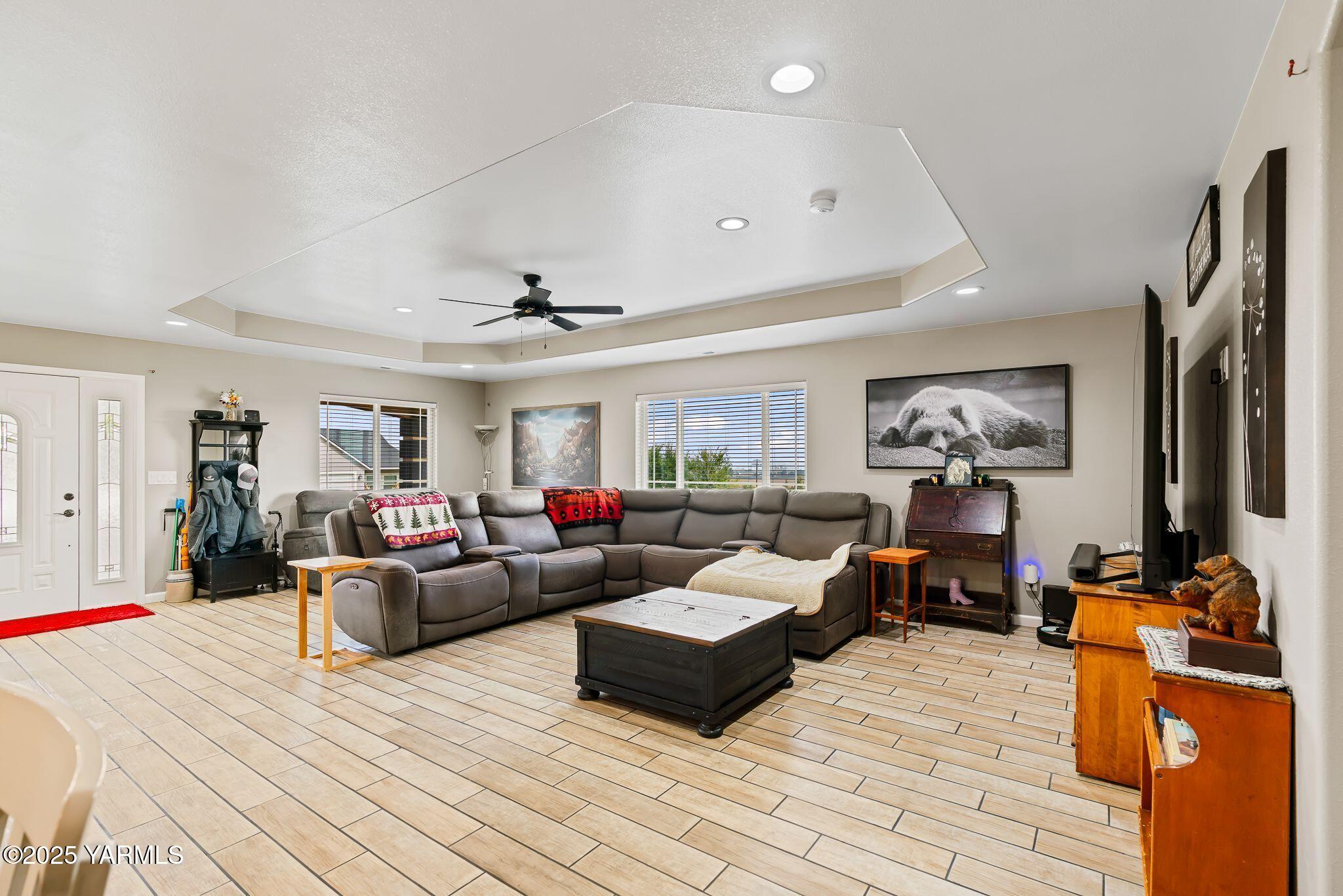 2005 Jennifer Drive Granger, WA 98932 - Photo 6 of 26 a living room with furniture and a flat screen tv