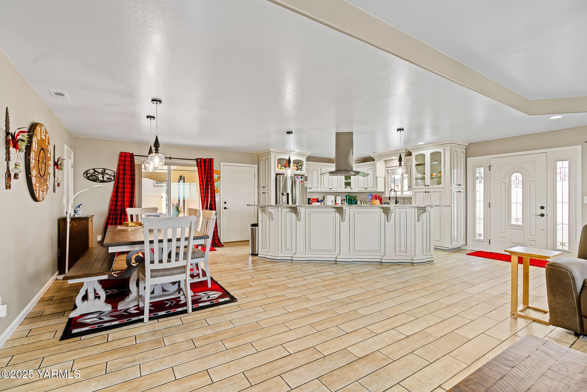 2005 Jennifer Drive Granger, WA 98932 - Photo 8 of 26 a living room with furniture gym equipment and a large window