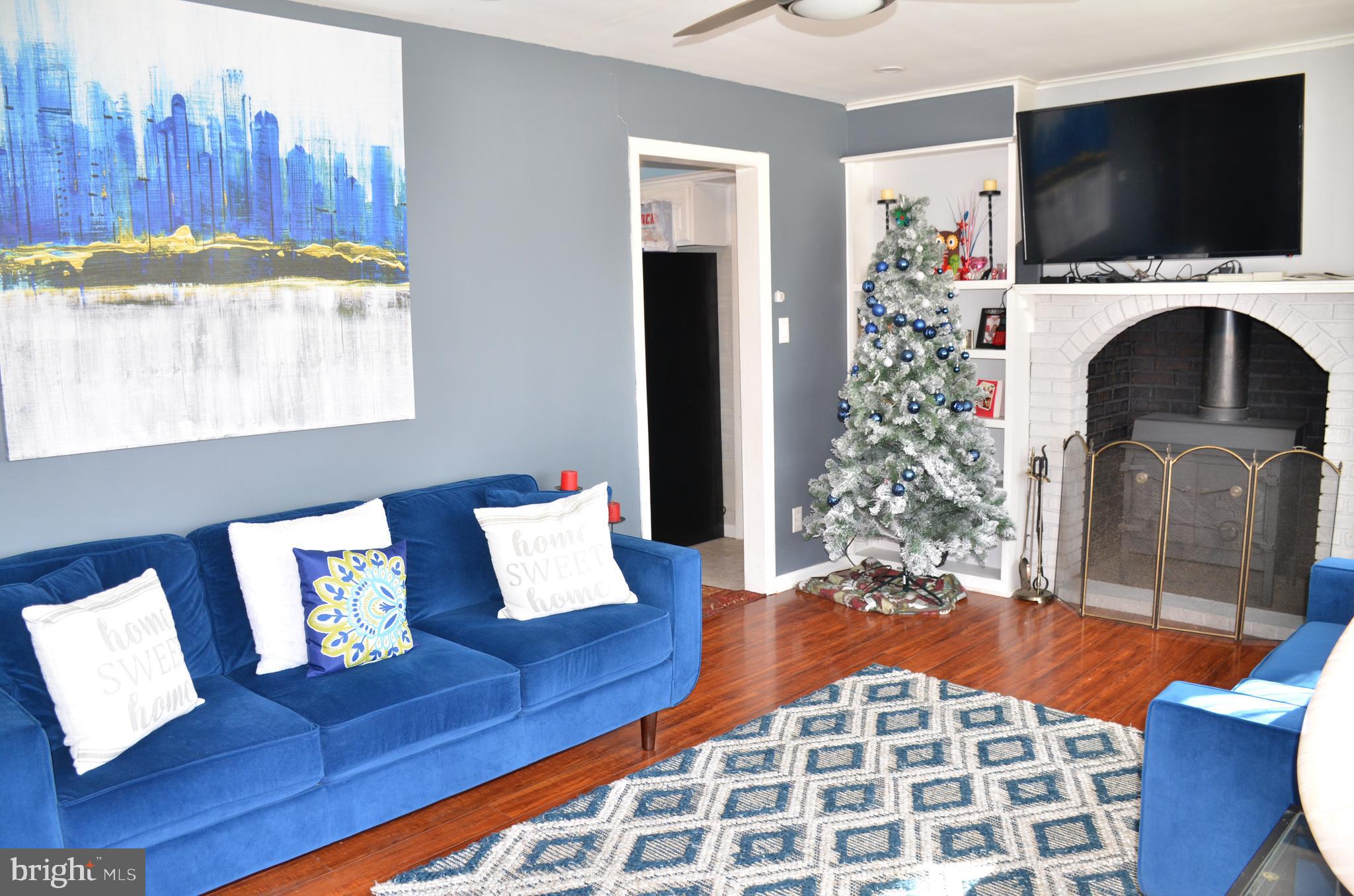 36 Harvard Road Pennsville, NJ 08070 - Photo 7 of 31 a living room with furniture and a flat screen tv