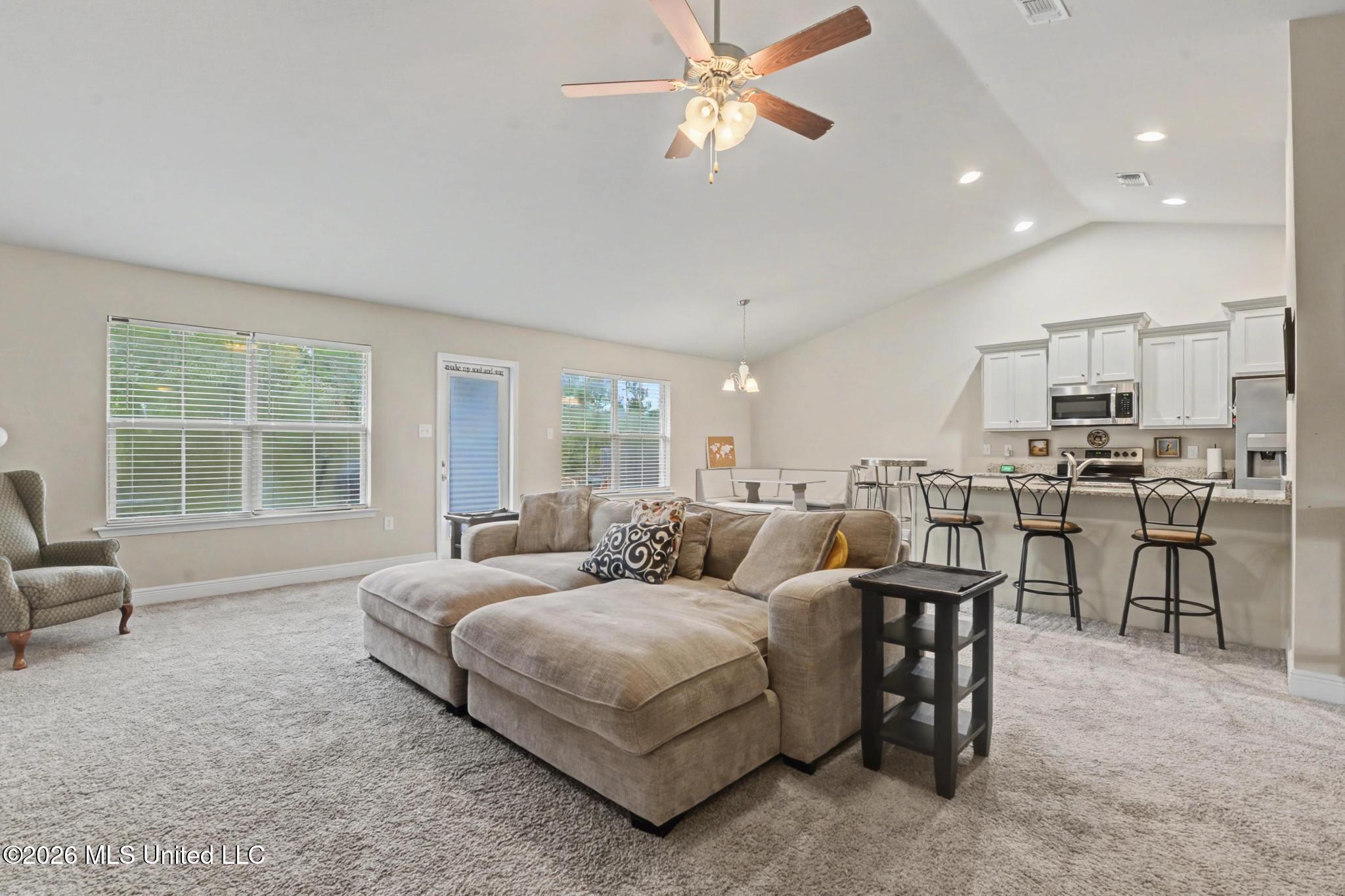 6245 Roxanne Way Biloxi, MS 39532 - Photo 5 of 34 005