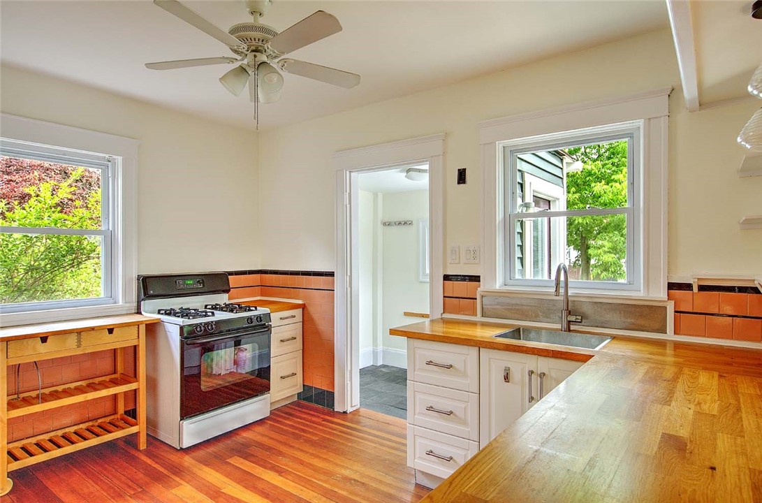 135 Rounds Avenue Providence, RI 02907 - Photo 7 of 29