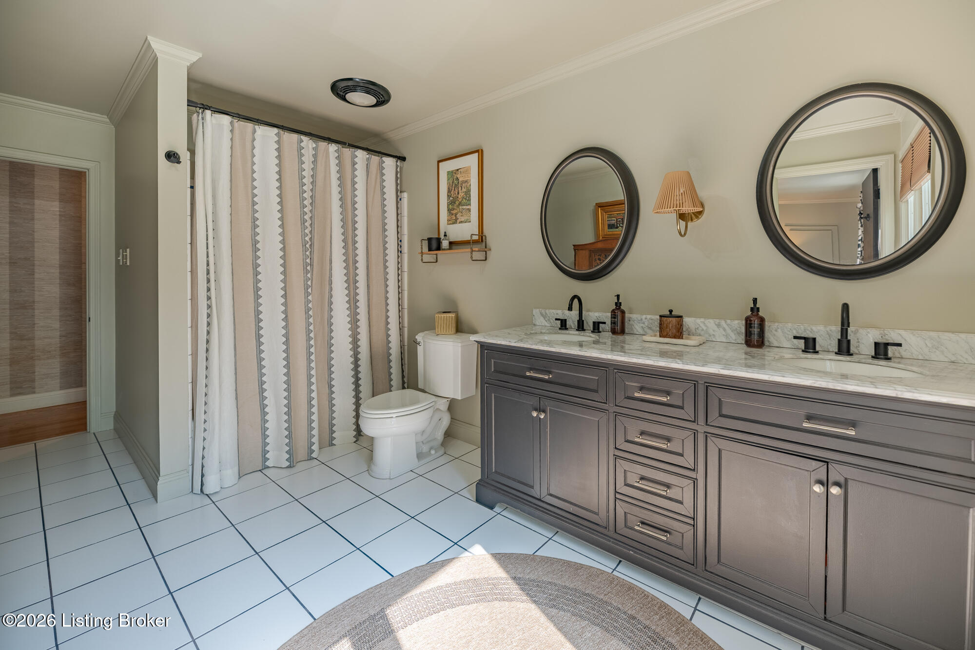 3028 Belknap Beach Road Prospect, KY 40059 - Photo 29 of 70 Large ensuite bathroom with double vanities and tub/shower.