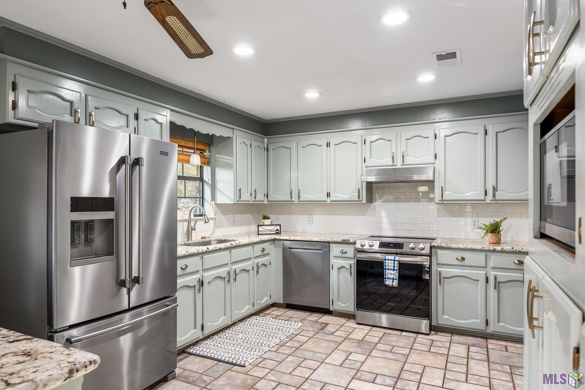 14050 Harry Savoy Road St. Amant, LA 70774 - Photo 11 of 31