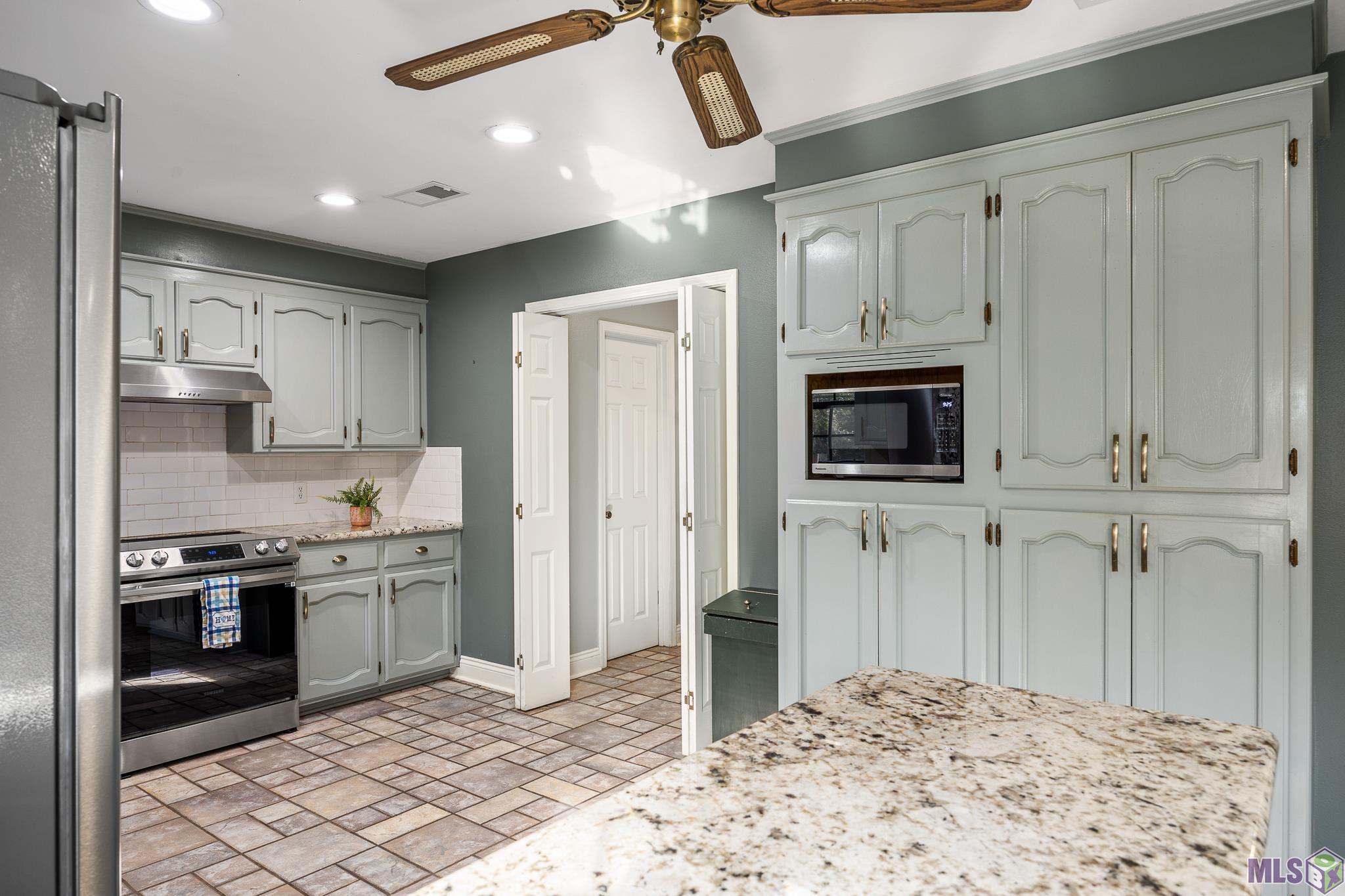 14050 Harry Savoy Road St. Amant, LA 70774 - Photo 12 of 31