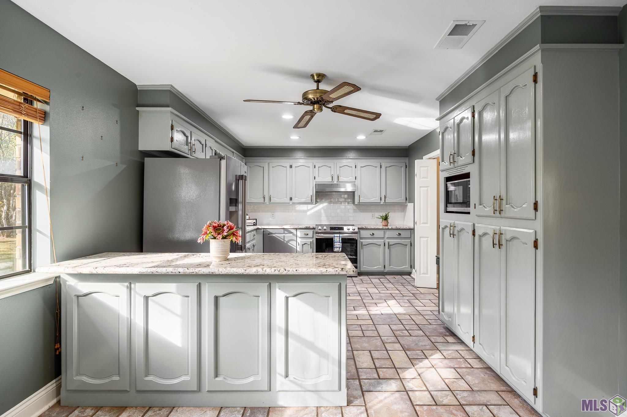 14050 Harry Savoy Road St. Amant, LA 70774 - Photo 8 of 31