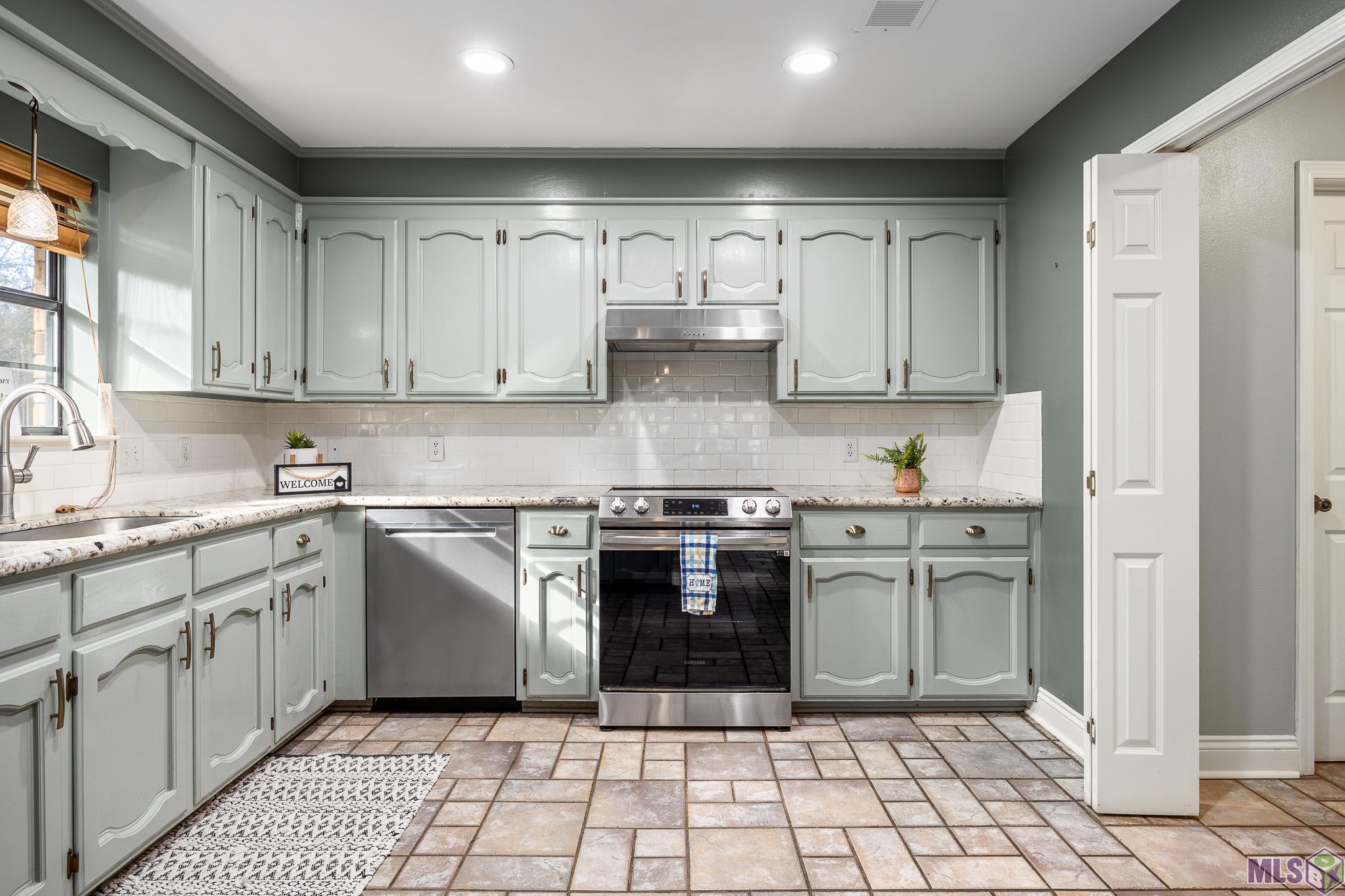 14050 Harry Savoy Road St. Amant, LA 70774 - Photo 9 of 31