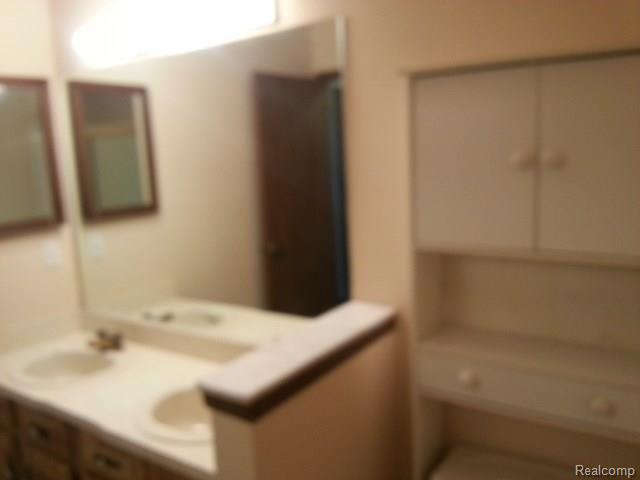 4257 Chicago Road Warren, MI 48092 - Photo 12 of 25 Bath.jpg