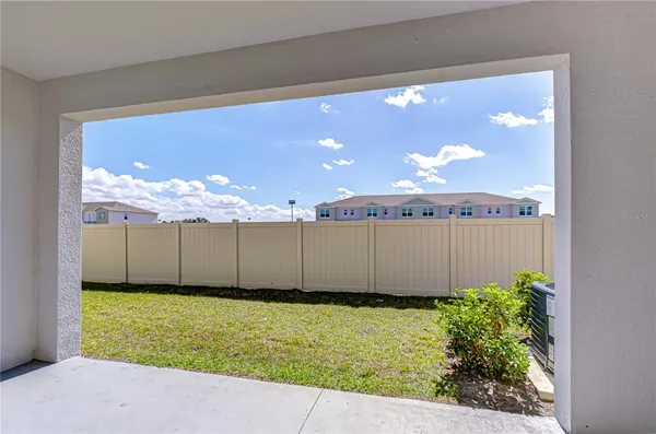 a view of a backyard