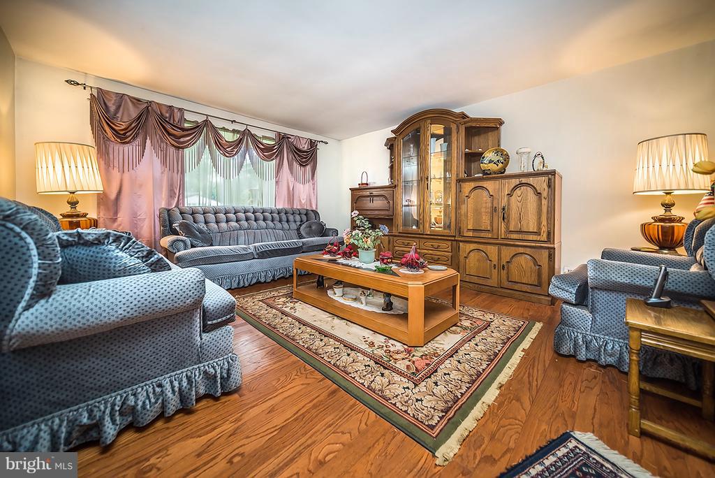 5012 Nicholas Road Waldorf, MD 20601 - Photo 2 of 19 Living Room