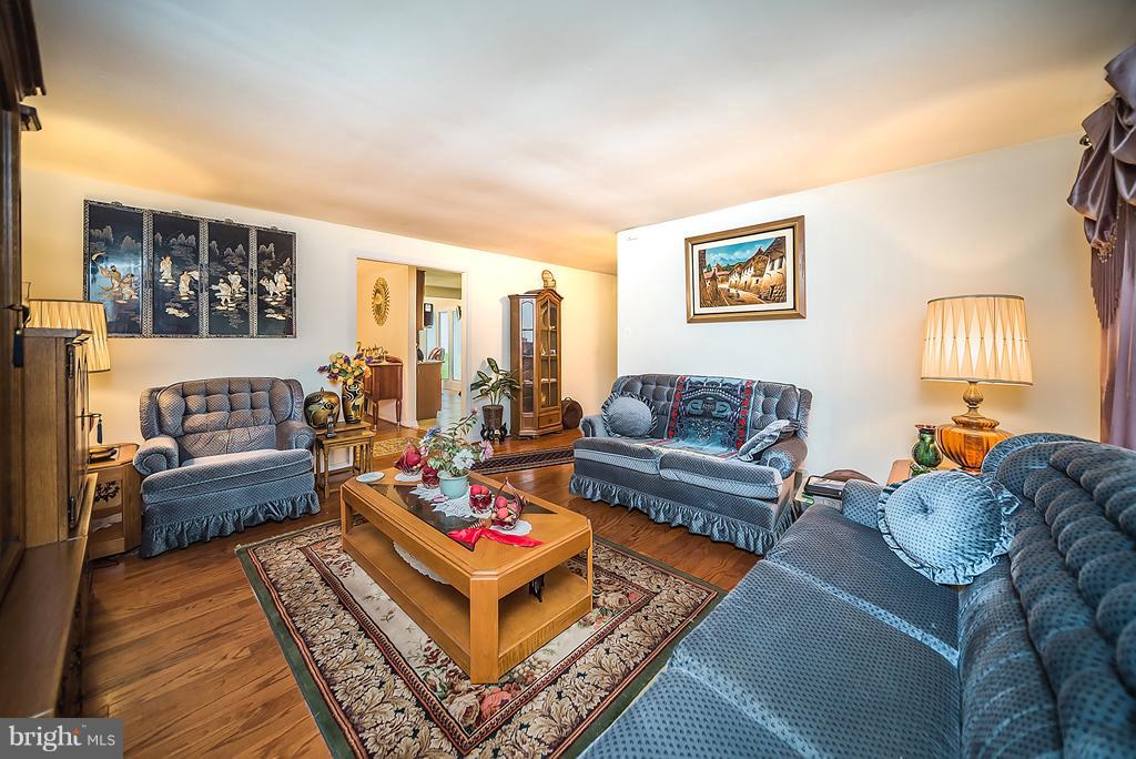 5012 Nicholas Road Waldorf, MD 20601 - Photo 7 of 19 Living Room