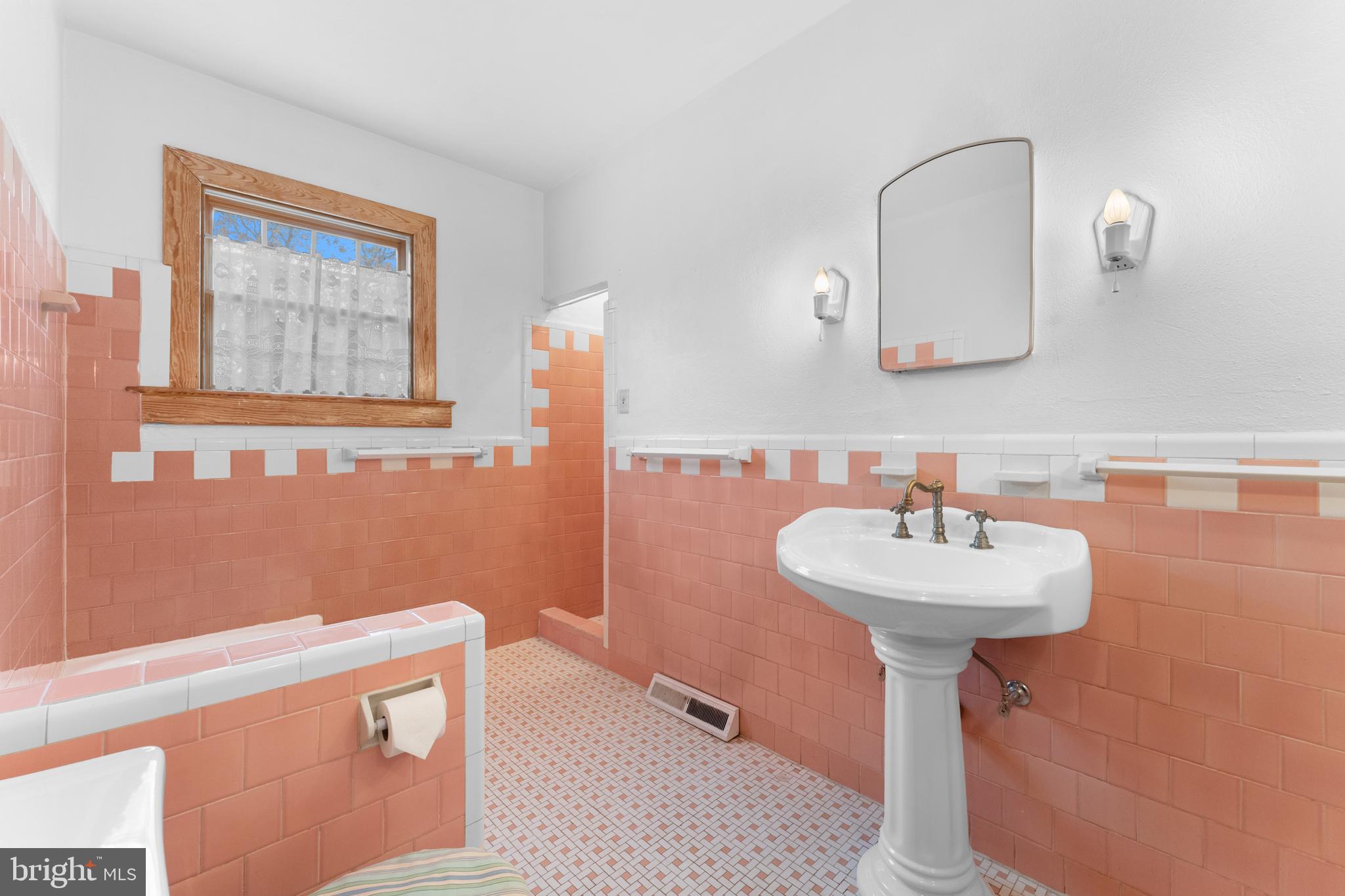 210 Elizabeth Street Culpeper, VA 22701 - Photo 14 of 48 a bathroom with a sink mirror and tub