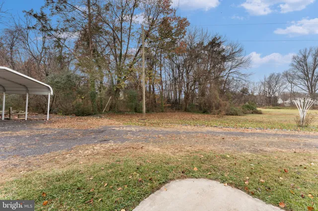 a view of a house with backyard