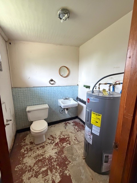 12 Old Huntsville Road Fayetteville, TN 37334 - Photo 6 of 6 a bathroom with a toilet a sink and a mirror