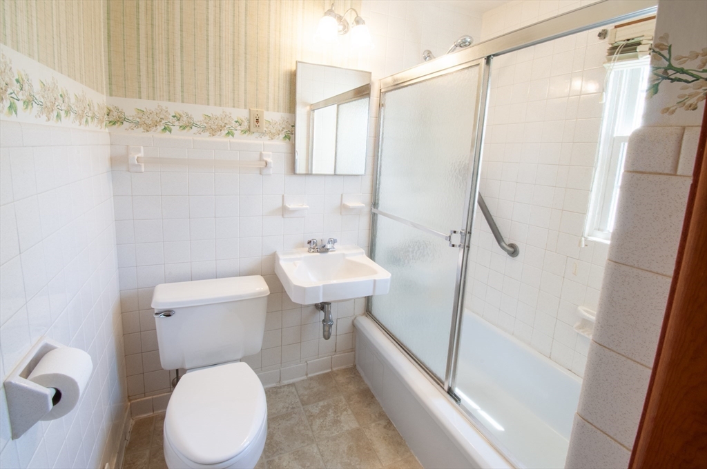 17 Mc Bride Street Springfield, MA 01104 - Photo 21 of 32
