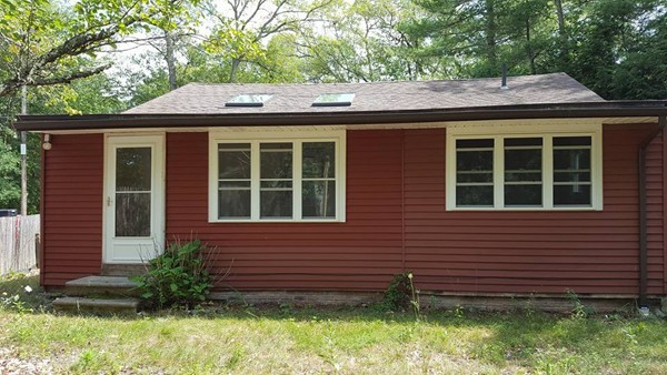 39 Ridge Way Sturbridge, MA 01566 - Photo 5 of 23 a front view of a house with garden