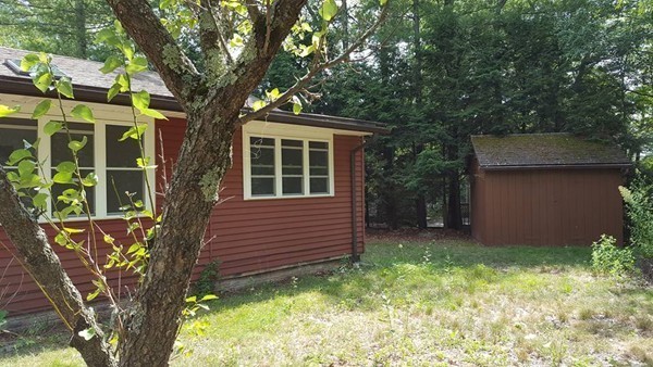 39 Ridge Way Sturbridge, MA 01566 - Photo 7 of 23 a front view of a house with garden
