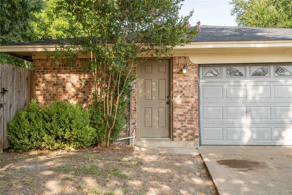 2001 Chalice Road Arlington, TX 76014 - Photo 36 of 38 Side entry double car garage with pass through door to the side yard.