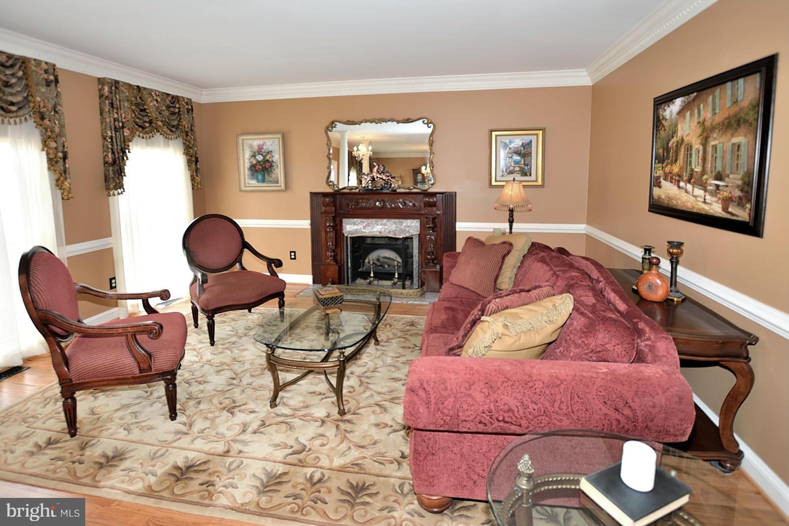 8217 Fort Hunt Road Alexandria, VA 22308 - Photo 3 of 30 Living Room