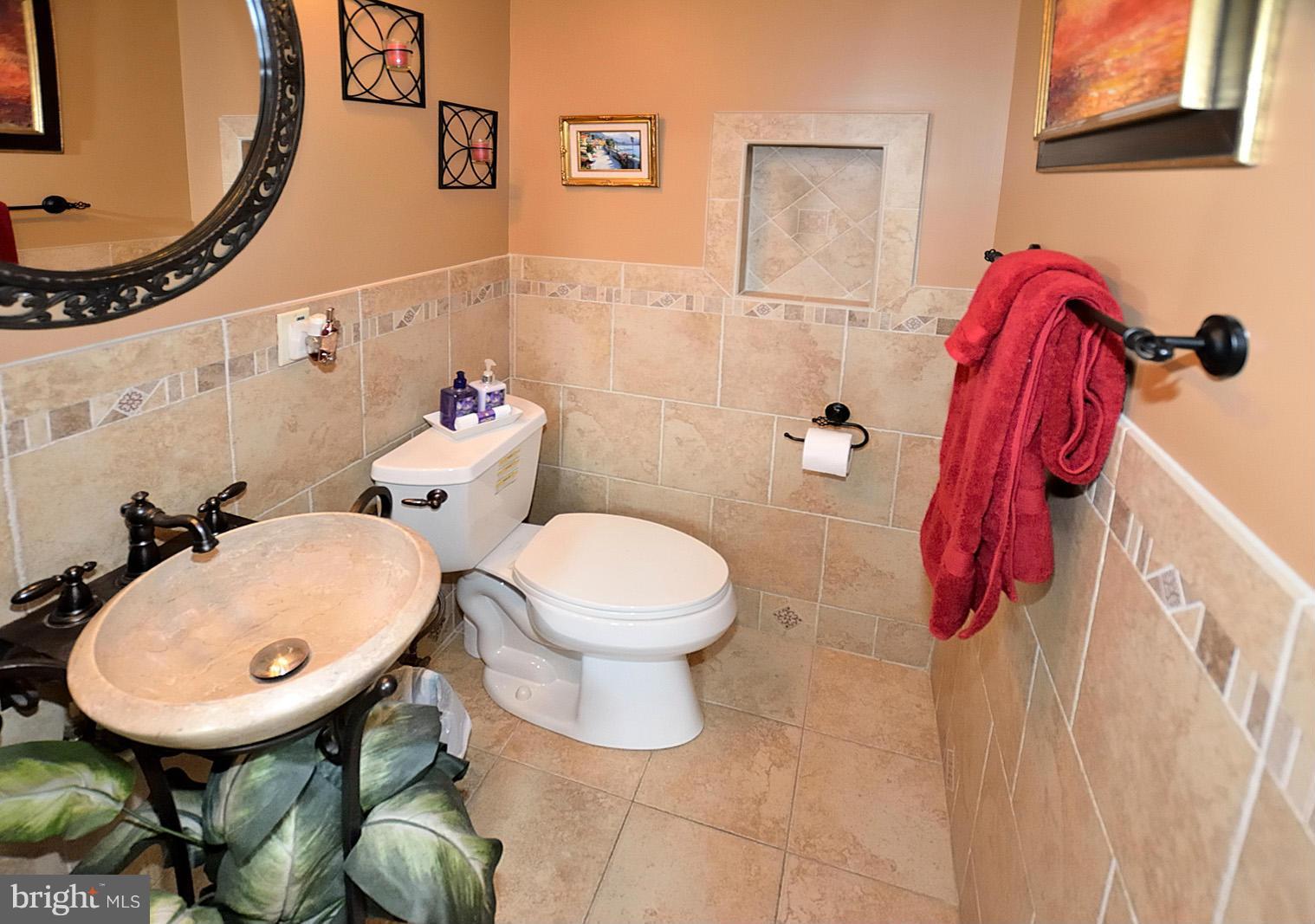 8217 Fort Hunt Road Alexandria, VA 22308 - Photo 5 of 30 Bath