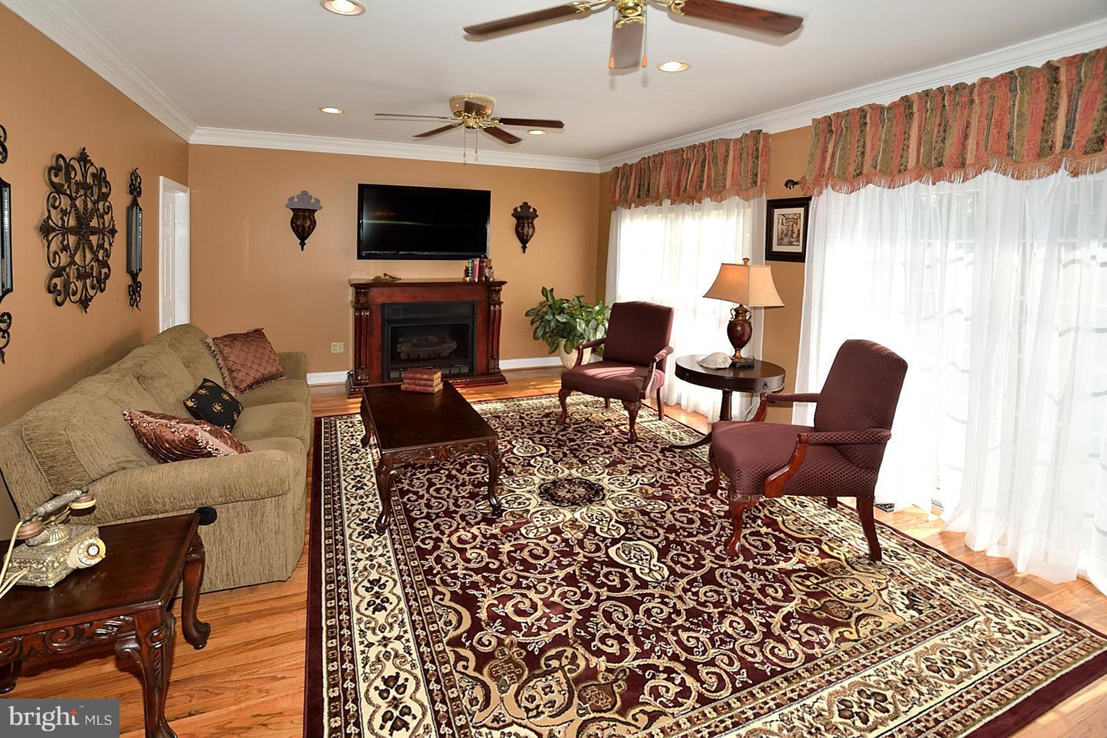 8217 Fort Hunt Road Alexandria, VA 22308 - Photo 9 of 30 Family Room