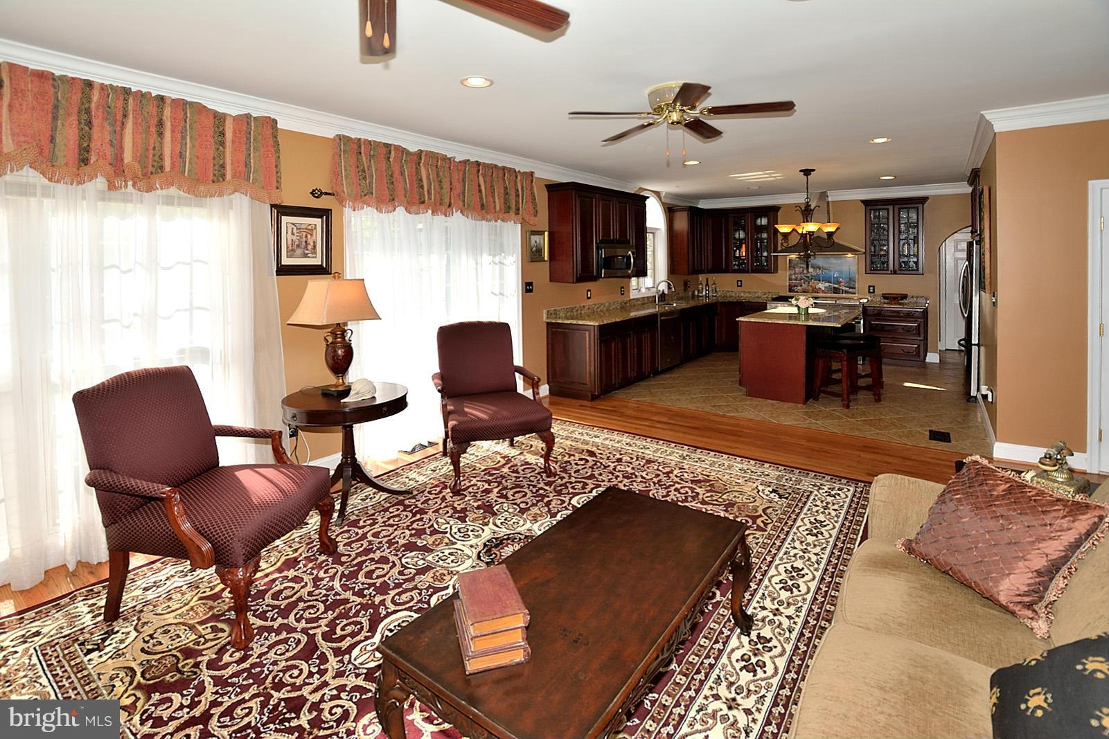 8217 Fort Hunt Road Alexandria, VA 22308 - Photo 10 of 30 Living Room