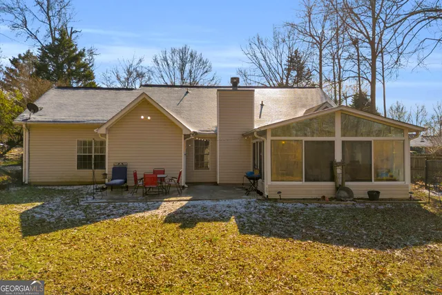 a view of a house with backyard