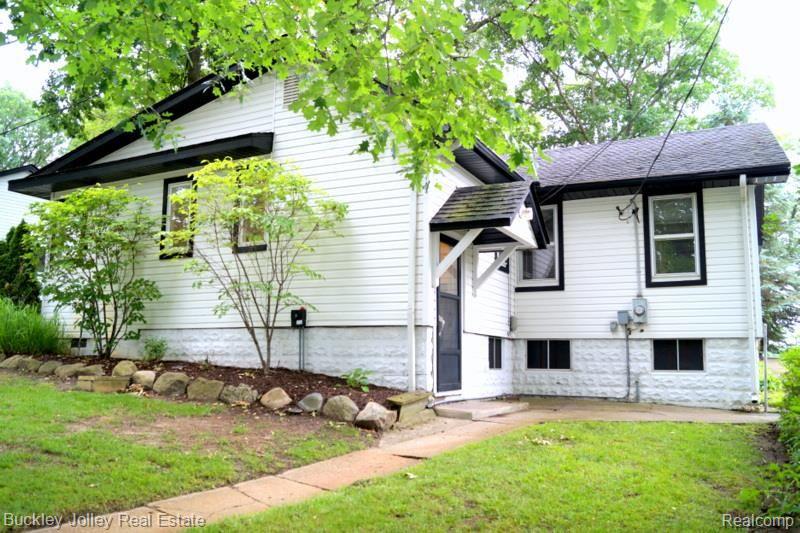 4400 Clifford Road Brighton, MI 48116 - Photo 20 of 22 Vinyl and Wood Exterior