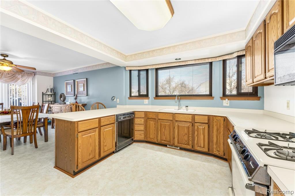 21565 Hall Road Woodhaven, MI 48183 - Photo 8 of 42