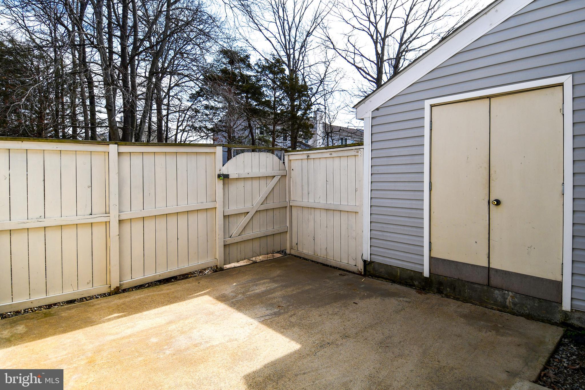 53 Essex Square Sterling, VA 20164 - Photo 23 of 25 a backyard of a house