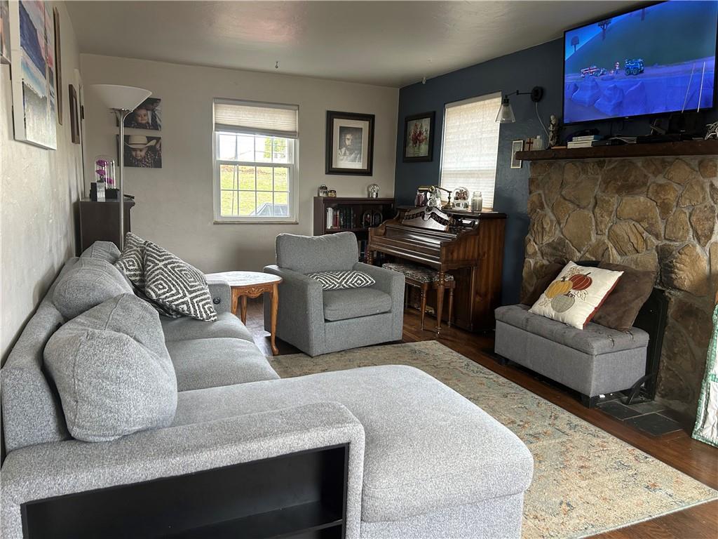 1070 Arbor Drive Pittsburgh, PA 15220 - Photo 4 of 35