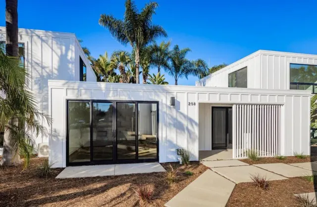 a view of entryway of house