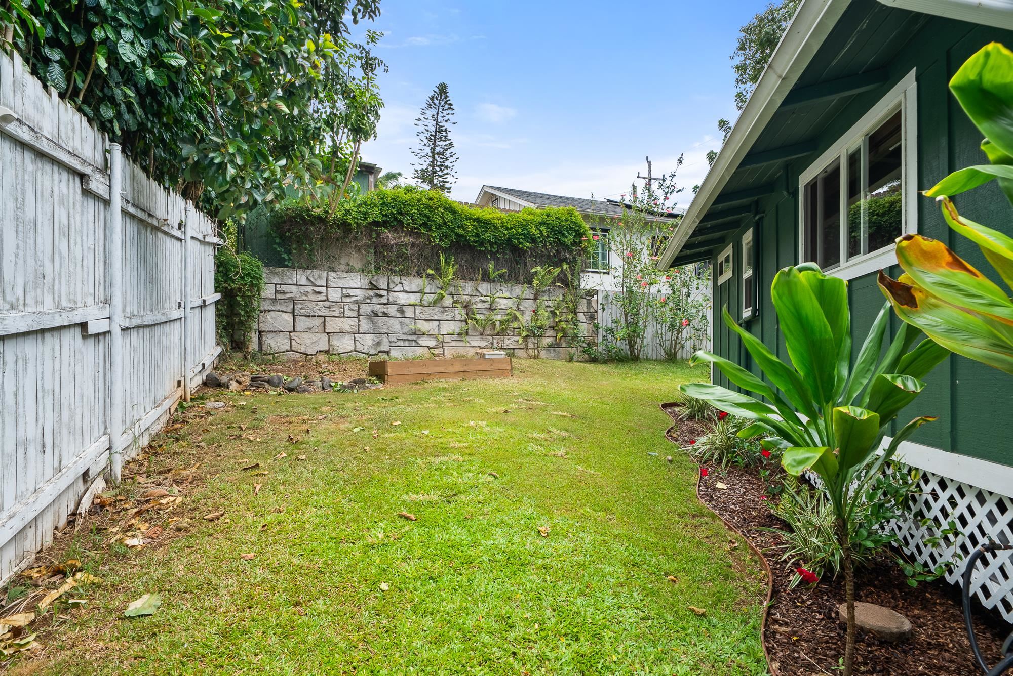 323 West Kuiaha Road Haiku, HI 96708 - Photo 21 of 30 a backyard of a house with lots of green space