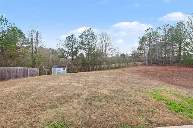 a view of a house with backyard