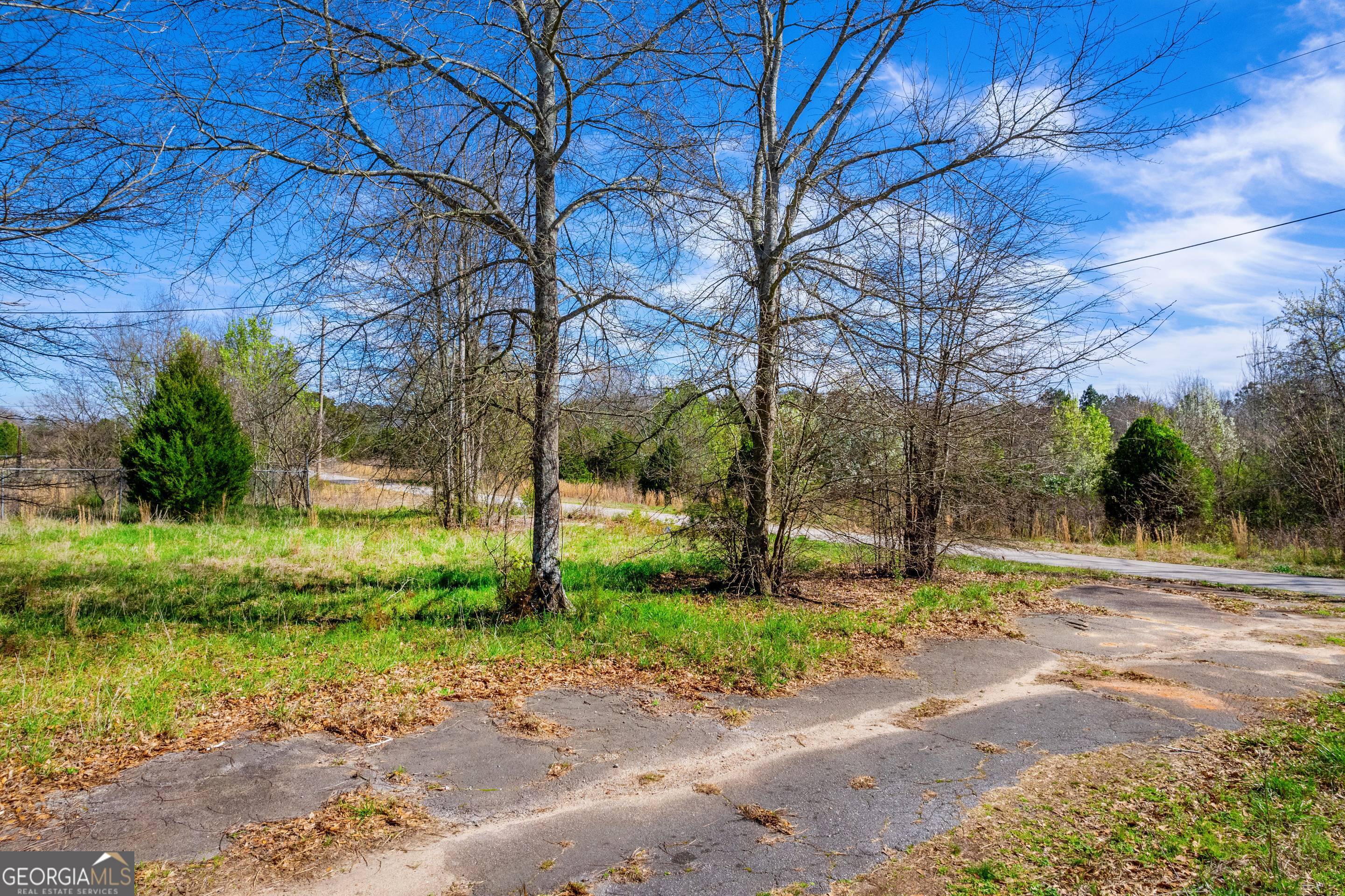 526 Madison Street Commerce, GA 30529 - Photo 14 of 23 a backyard of a house with lots of green space