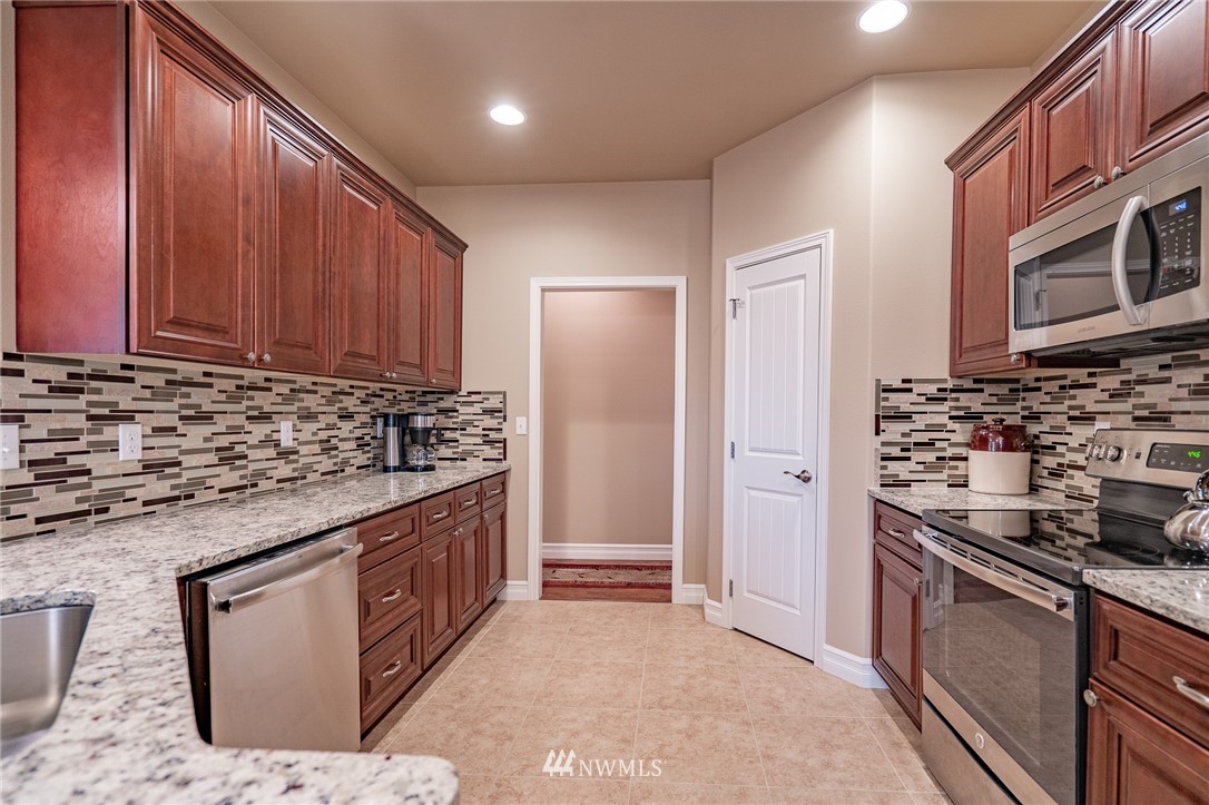 1112 Abbey Road Moses Lake, WA 98837 - Photo 9 of 35 Gallery Image 9