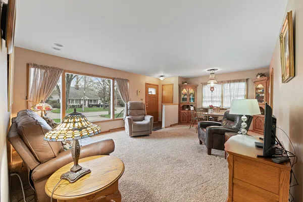 $449,000 | 1129 Osterman Avenue, Deerfield, IL 60015