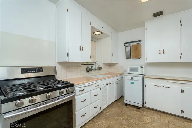 $3,595 | 907 North Lamer Street, Burbank, CA 91506