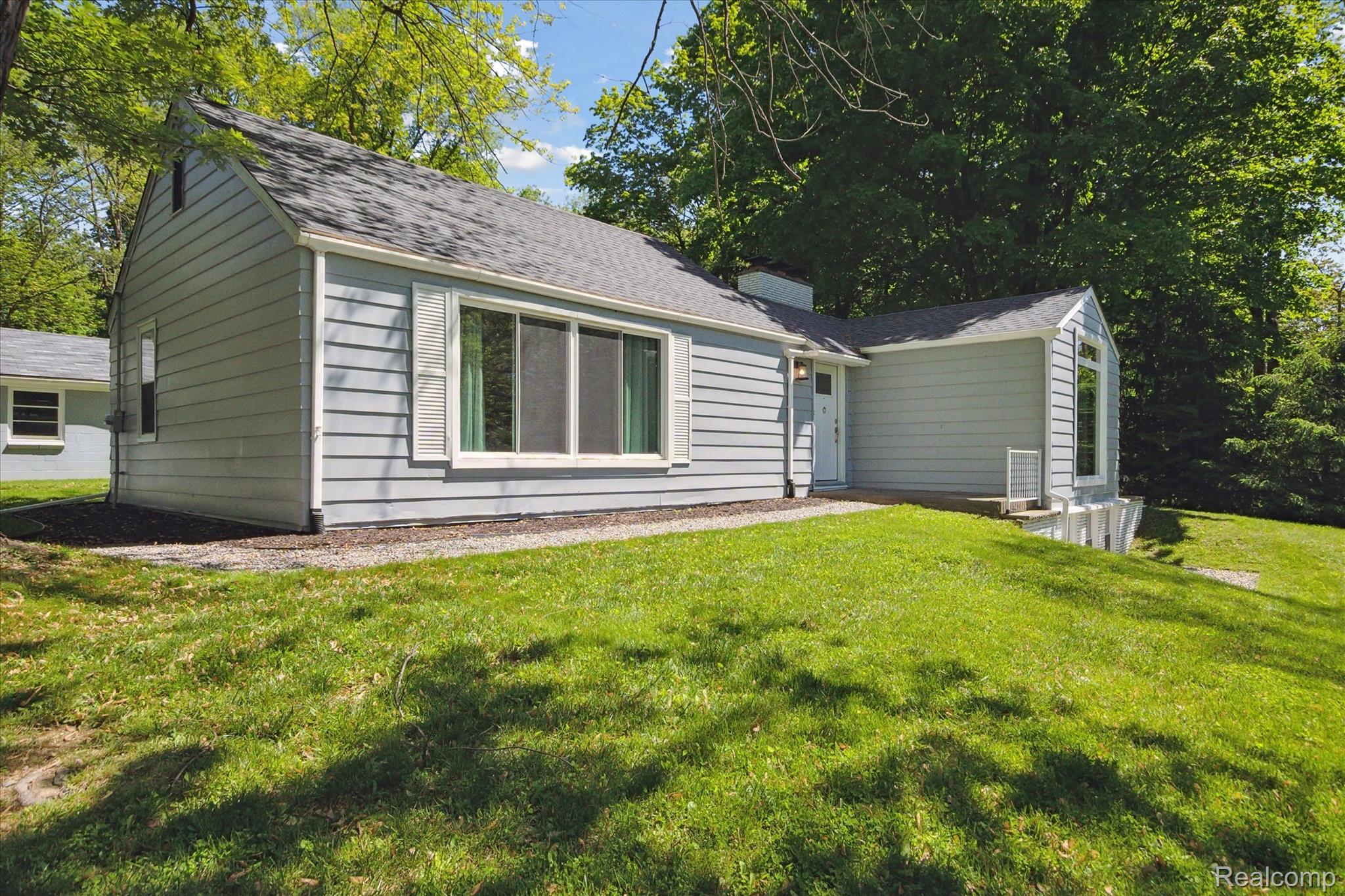 32590 West 11 Mile Road Farmington, MI 48334 - Photo 29 of 34 36-32590-W-11-Mile-Rd-Farmington-Hills-MI-48336-WindowStill-37.jpg