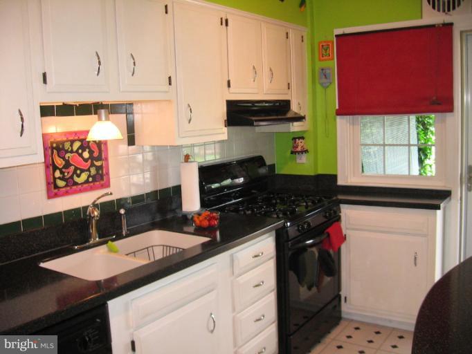 401 Stratford Road Baltimore, MD 21228 - Photo 18 of 26 Kitchen