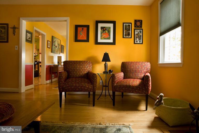 401 Stratford Road Baltimore, MD 21228 - Photo 4 of 26 Living Room