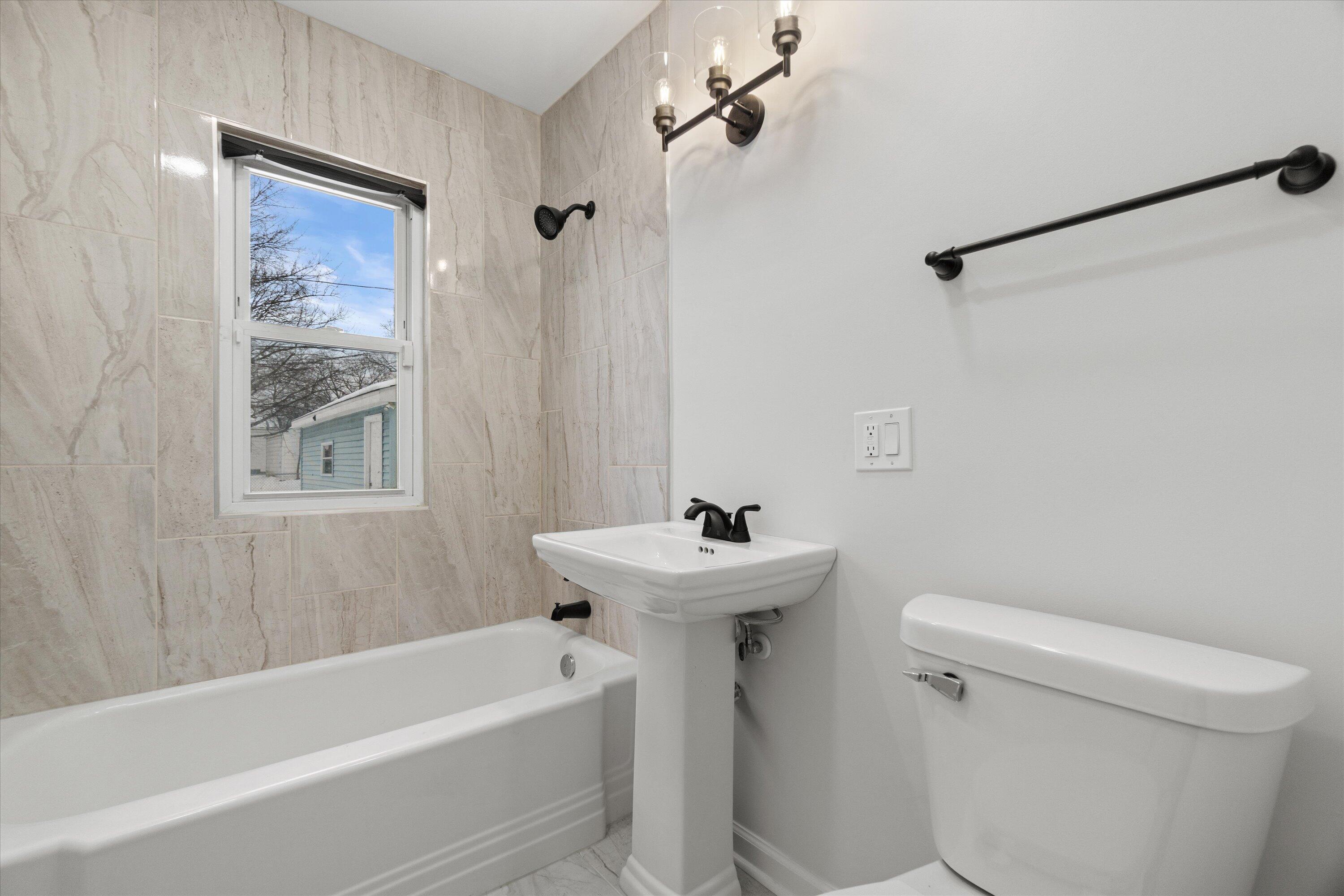 5320 North 60th Street Milwaukee, WI 53218 - Photo 15 of 33 Full bath