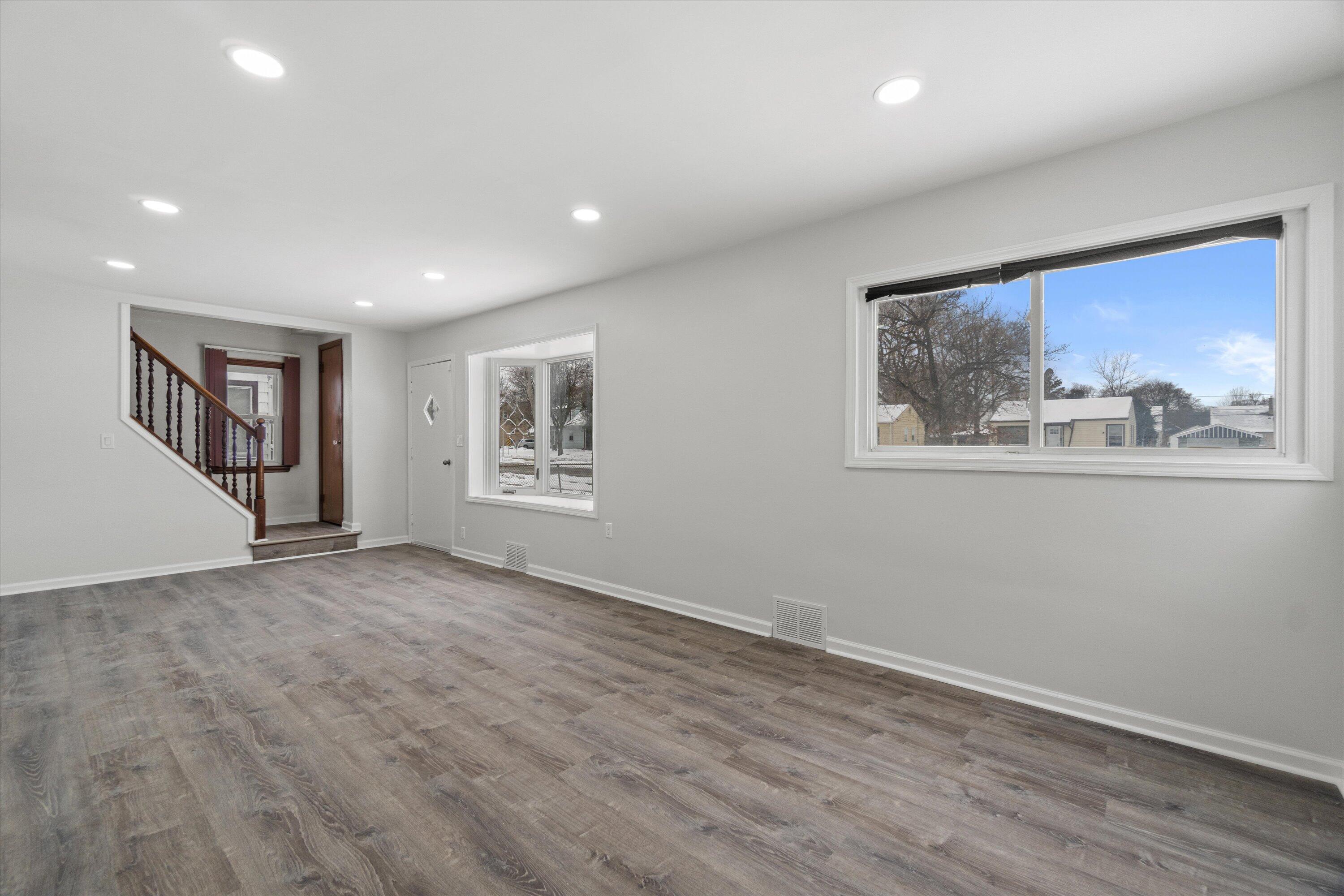 5320 North 60th Street Milwaukee, WI 53218 - Photo 5 of 33 Living room