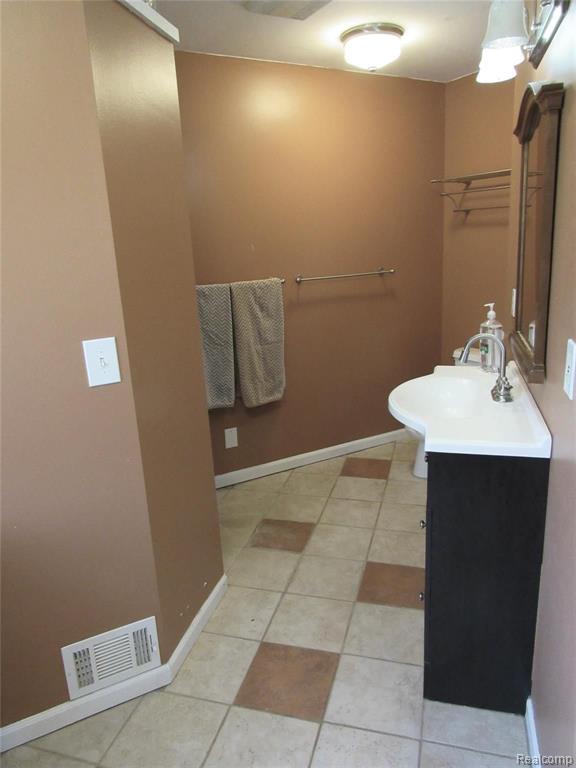10693 Rattalee Lake Road Davisburg, MI 48350 - Photo 12 of 29