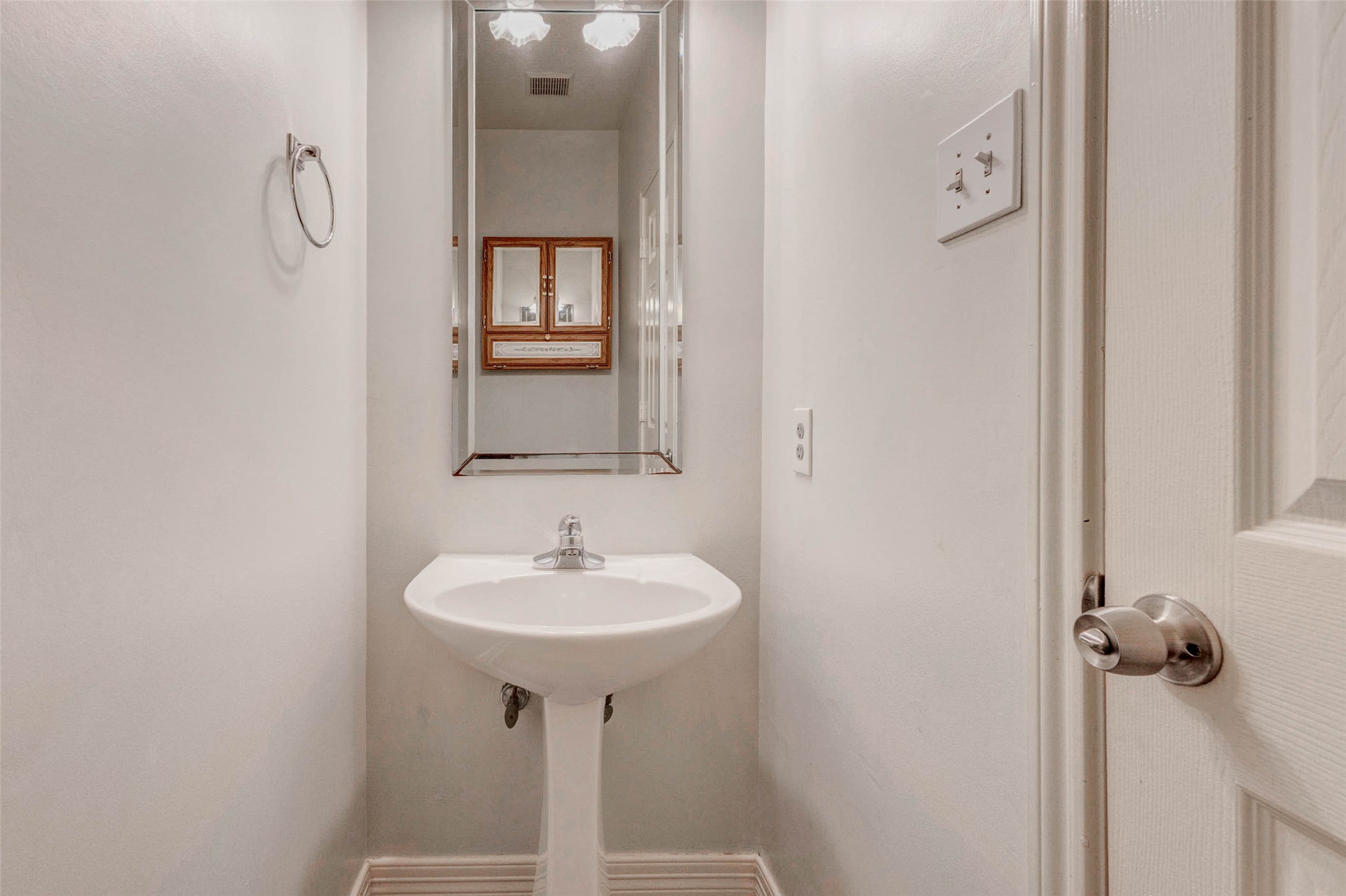 1723 Park Ridge Drive Katy, TX 77450 - Photo 13 of 28 DOWNSTAIRS HALF BATH