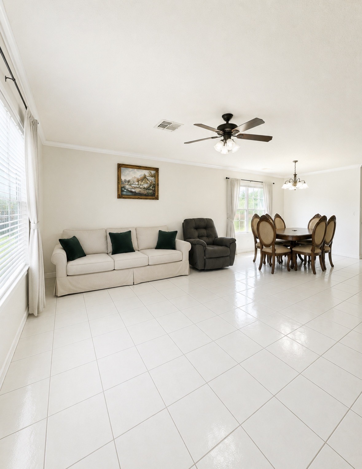 9422 Ledge Street Houston, TX 77075 - Photo 4 of 15 Living room entrance